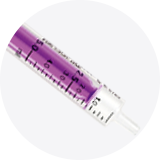 Fioletowa strzykawka z podziałką z odmierzoną ilością leku do podania